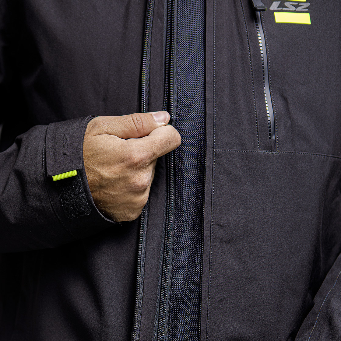 3 Double zip closure for adjustable ventilation