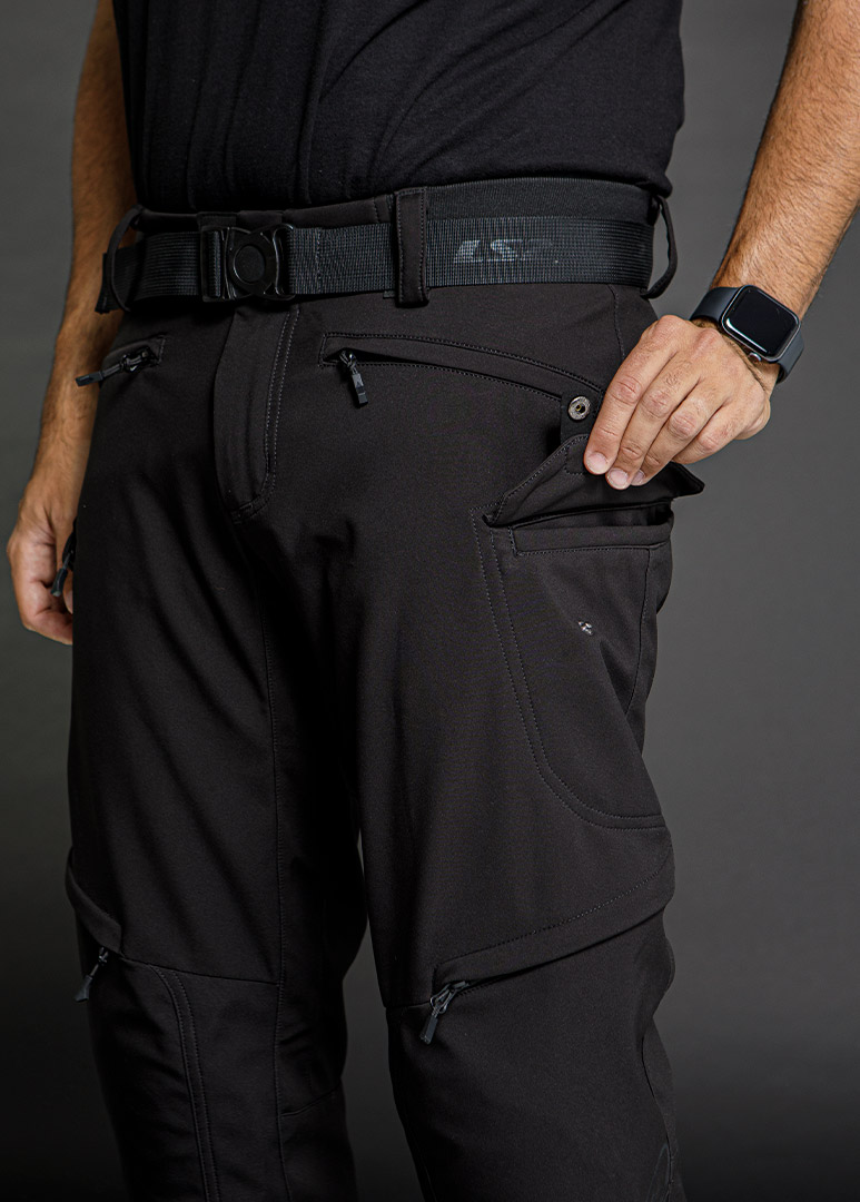 773x1080 DOUGLAS detalle 3 2 cargo pockets with snap button closure for safe and secure storage