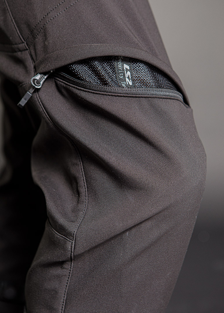 773x1080 DOUGLAS detalle 4 Vent on thigh to improve airflow